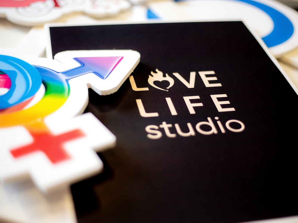 สื่อการสอนเรื่องเพศและความหลากหลายบนโต๊ะในคลาสของ Love Life Studio
