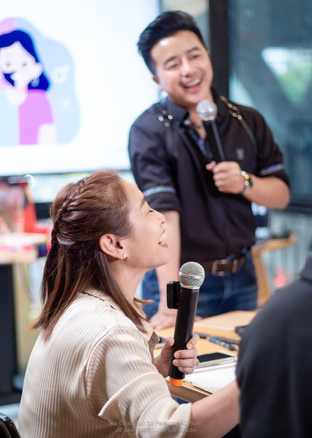 ฟิล์มหัวเราะกับผู้เรียนระหว่างช่วงถามตอบ
